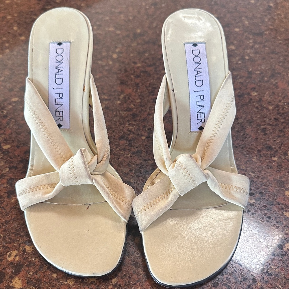 Vintage Donald J. Pliner Light Yellow Knotted Sandals. Size 6 1/2 M